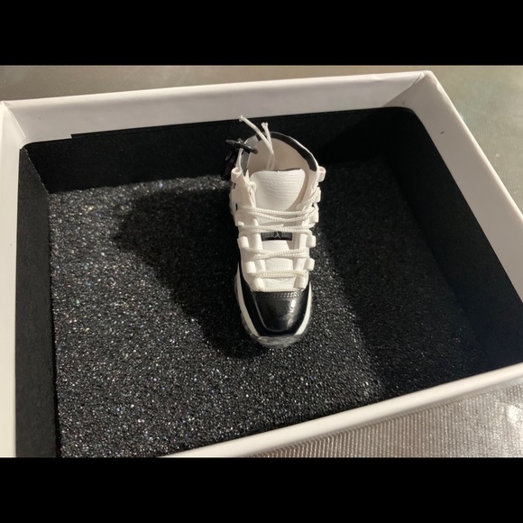 AirPod Case - Picture 3 of 11